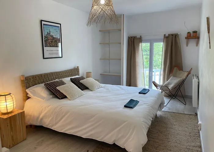 Sous Les Etoiles En Provence, Les Grands Chenes